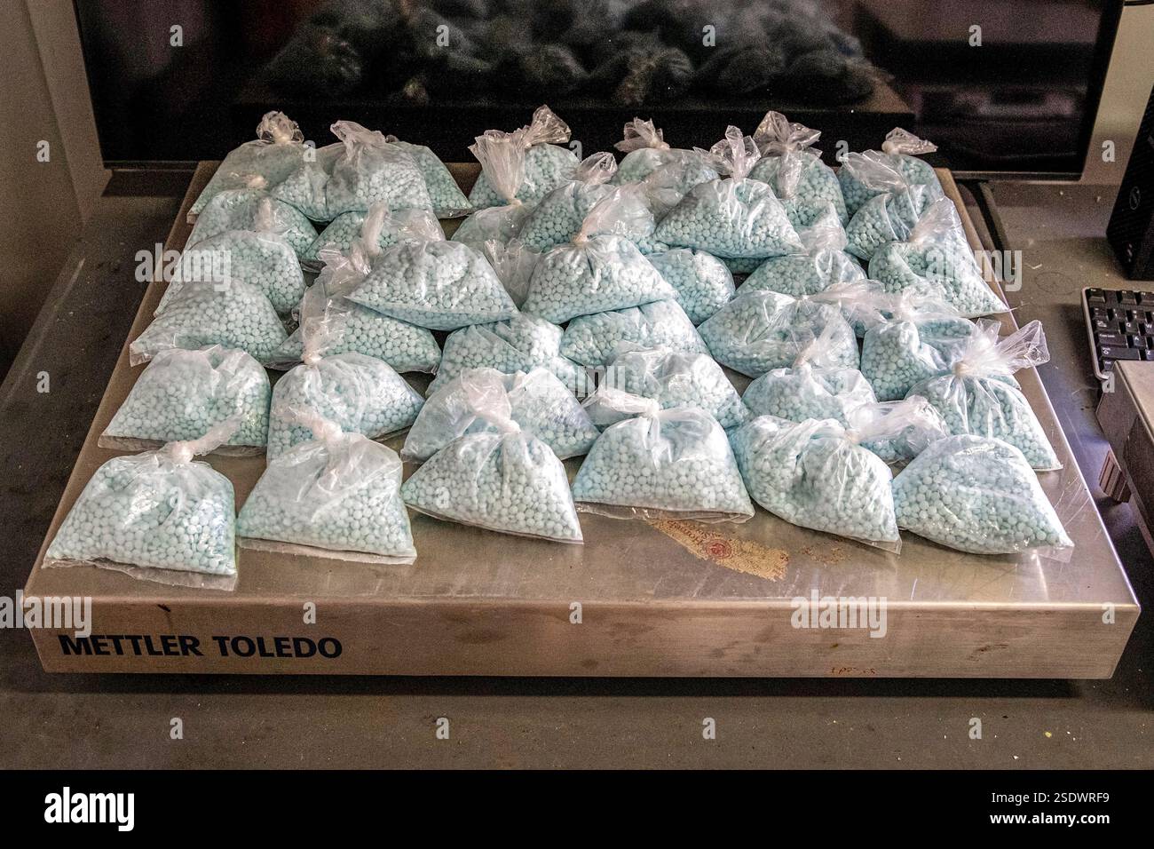 Les agents des douanes et de la protection des frontières (CBP) des États-Unis interceptent des pilules de fentanyl dissimulées dans la roue de secours d’un véhicule lors d’une inspection au port de Mariposa à Nogales, Arizona, le 6 novembre 2023. Crédit : Jerry Glaser / U.S. Customs and Border protection / collecte de contrebande Banque D'Images