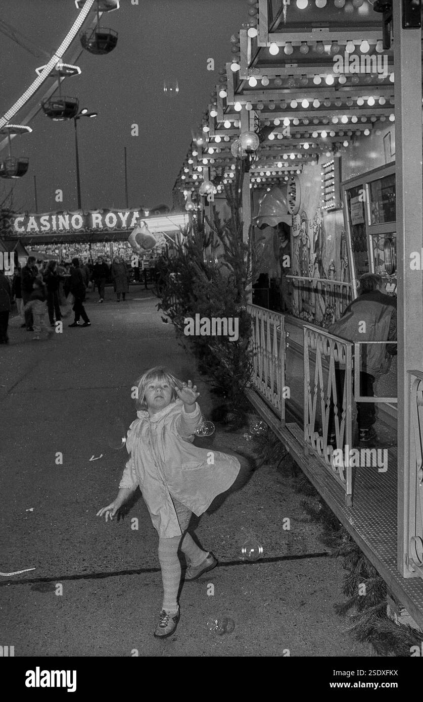 Allemagne, Berlin, 12.12.1991, marché de Noël au Werner-Seelenbinder-Halle, fille avec des bulles de savon, Europe Banque D'Images