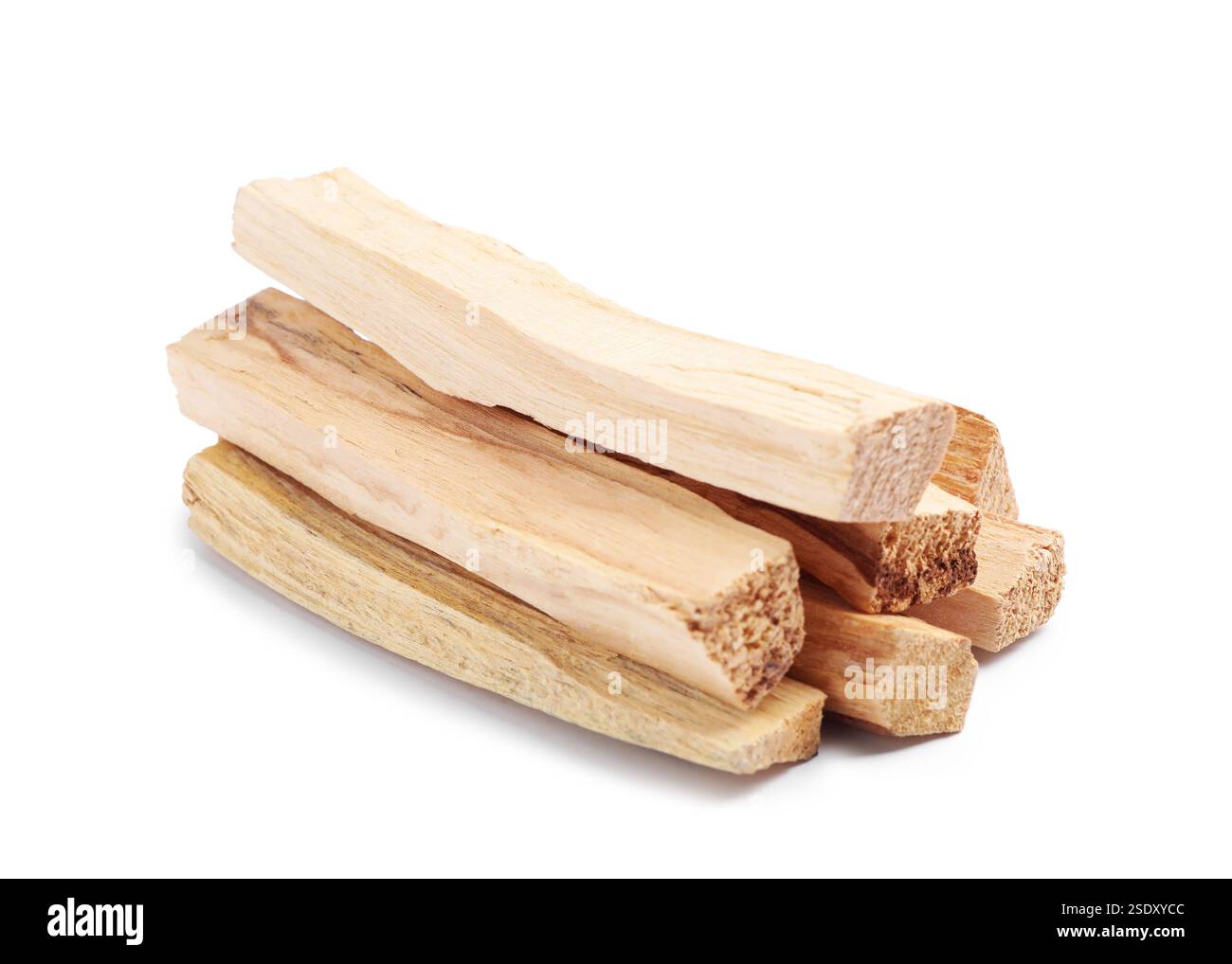 Pile de bâtons palo santo isolés sur blanc Banque D'Images