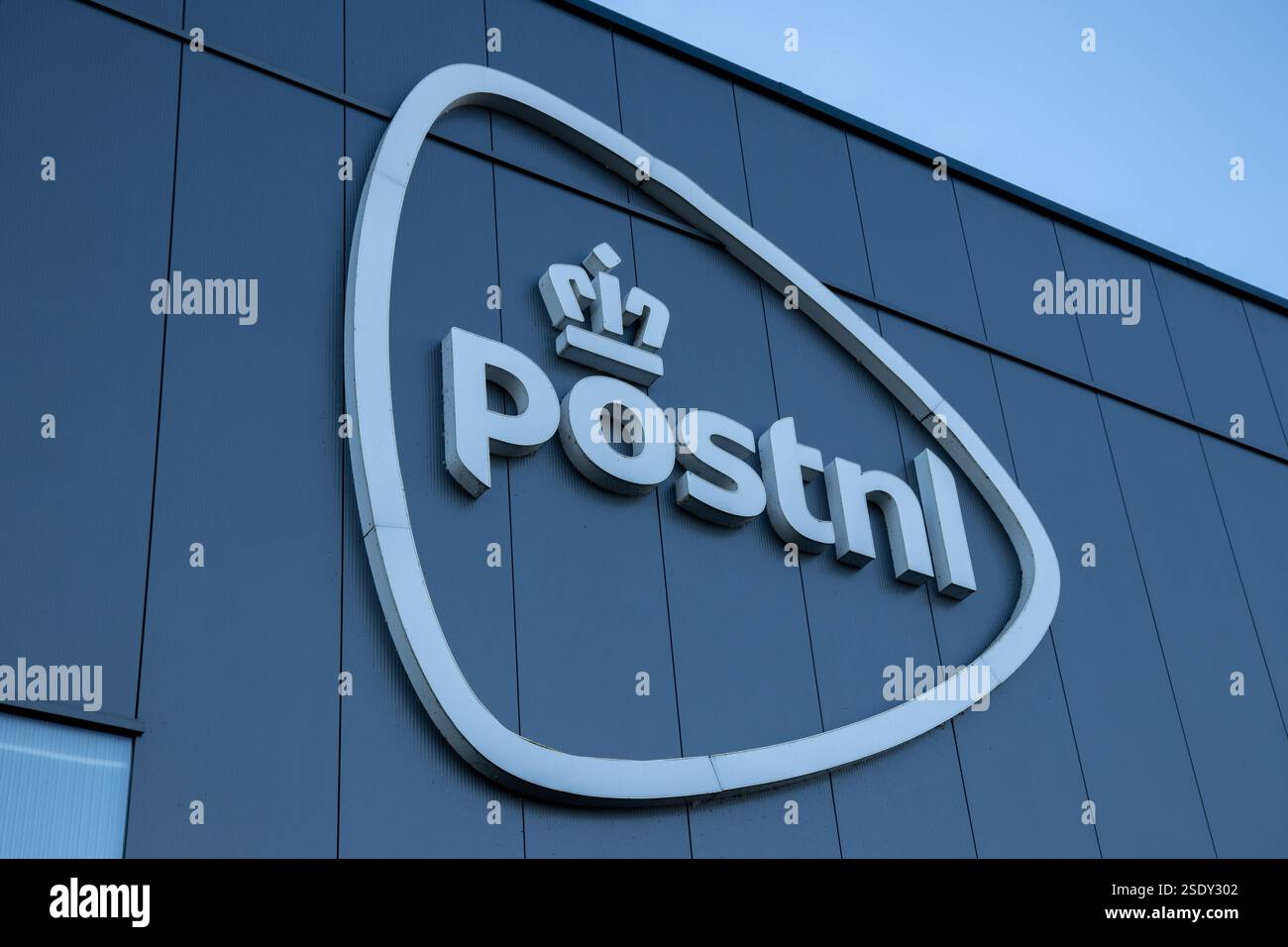 Logo PostNL signe sur le centre de tri. La plus grande entreprise postale nationale des pays-Bas. Banque D'Images