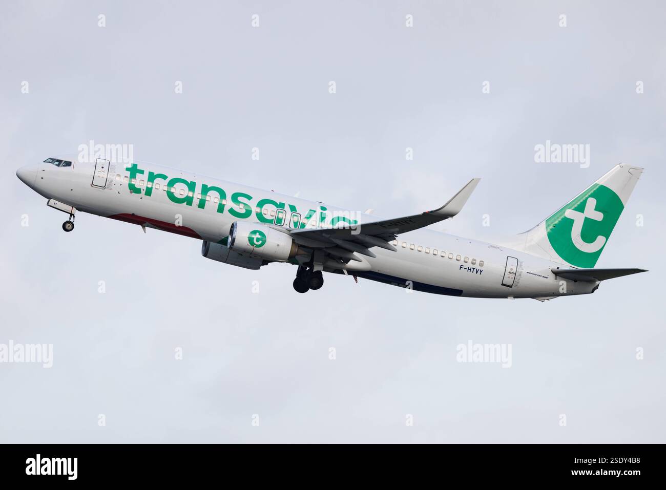 Die Boeing 737-8JP B738 der Fluglinie Transavia HV / TRA, Betreiber Transavia France, mit der Registrierung F-HTVY MSN : 39021 startet vom Flughafen Paris Orly Airport LFPO/ORY. Orly DÃ département Val-de-Marne Frankreich *** le Boeing 737 8JP B738 de la compagnie aérienne Transavia HV TRA , opérateur Transavia France, immatriculé F HTVY MSN 39021 décolle de l'aéroport Paris Orly LFPO Orly DÃ département Val de Marne France Banque D'Images