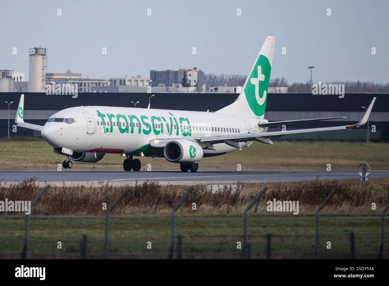 Die Boeing 737-84P B738 der Fluglinie Transavia HV / TRA, Betreiber Transavia France, mit der Registrierung F-HTVL MSN : 35276 startet vom Flughafen Paris Orly Airport LFPO/ORY. Orly DÃ département Val-de-Marne Frankreich Banque D'Images
