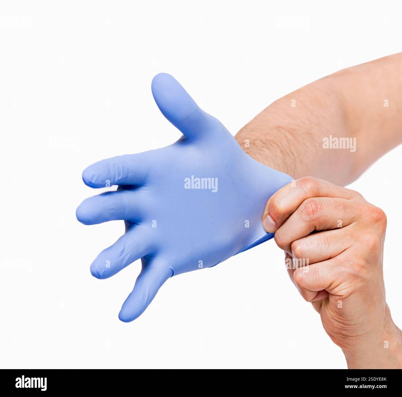 Mains de femme mettant sur un gants en latex bleu isolé sur un fond blanc Banque D'Images