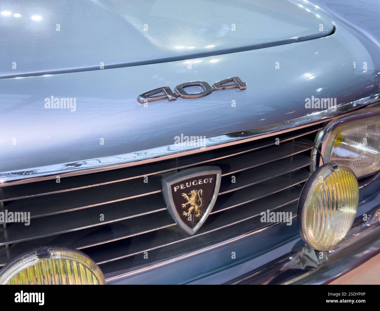 Classic Peugeot 404 se dresse élégamment à une exposition de voitures anciennes en automne Banque D'Images