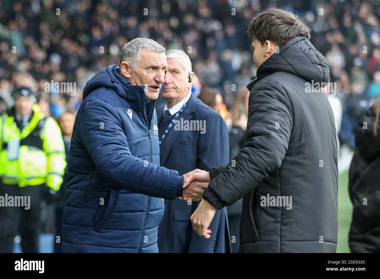 The Hawthorns, West Bromwich le samedi 8 février 2025. Tony Mowbray, manager de WBA serre la main à Danny Rohl, manager de Sheffield mercredi lors du match Sky Bet Championship entre West Bromwich Albion et Sheffield Wednesday aux Hawthorns, West Bromwich le samedi 8 février 2025. (Photo : Stuart Leggett | mi News) crédit : MI News & Sport /Alamy Live News Banque D'Images