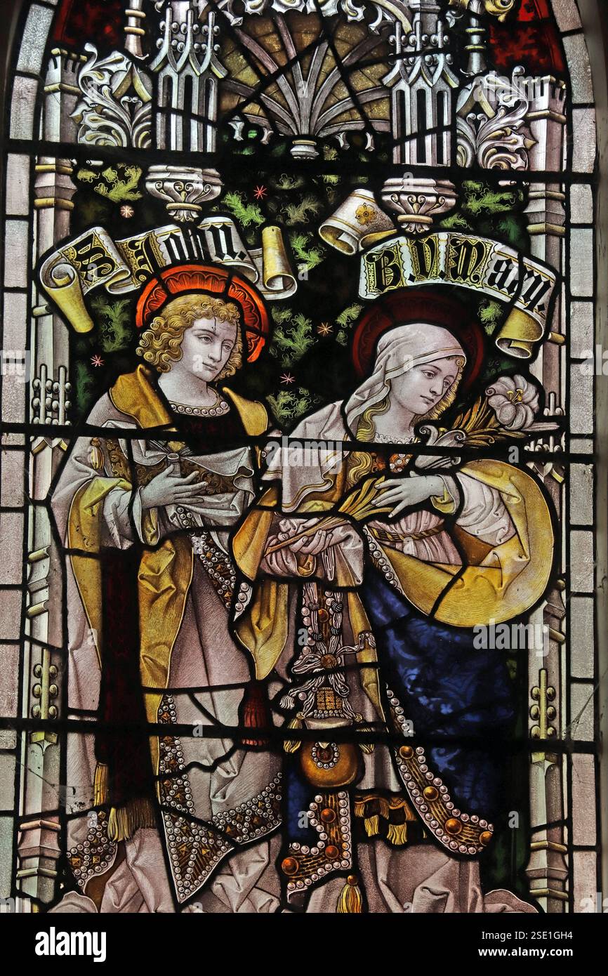 Vitrail de Percy Bacon & Brothers représentant la Bienheureuse Vierge Marie et St John, église de Bude Haven, Cornouailles Banque D'Images