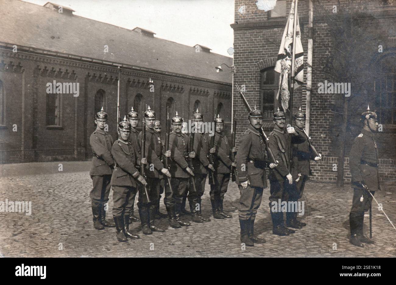 Photo d'un peloton de soldats allemands en uniforme, avec des fusils et une bannière, photographié en 1914 à Altona, Hambourg Banque D'Images