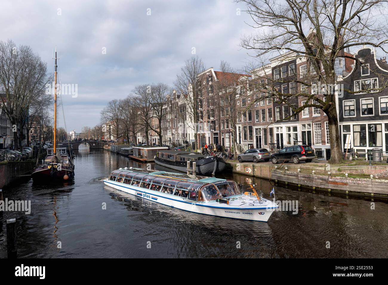 Amsterdam pays-Bas 8 février 2025 le bateau de tourisme Rederij Plas effectue un virage de 90 degrés à l'angle de Keizersgracht et Brouwersgracht dans le centre de la ville. rondvaart, rondvaartboot, tourisme, toerist, , Banque D'Images