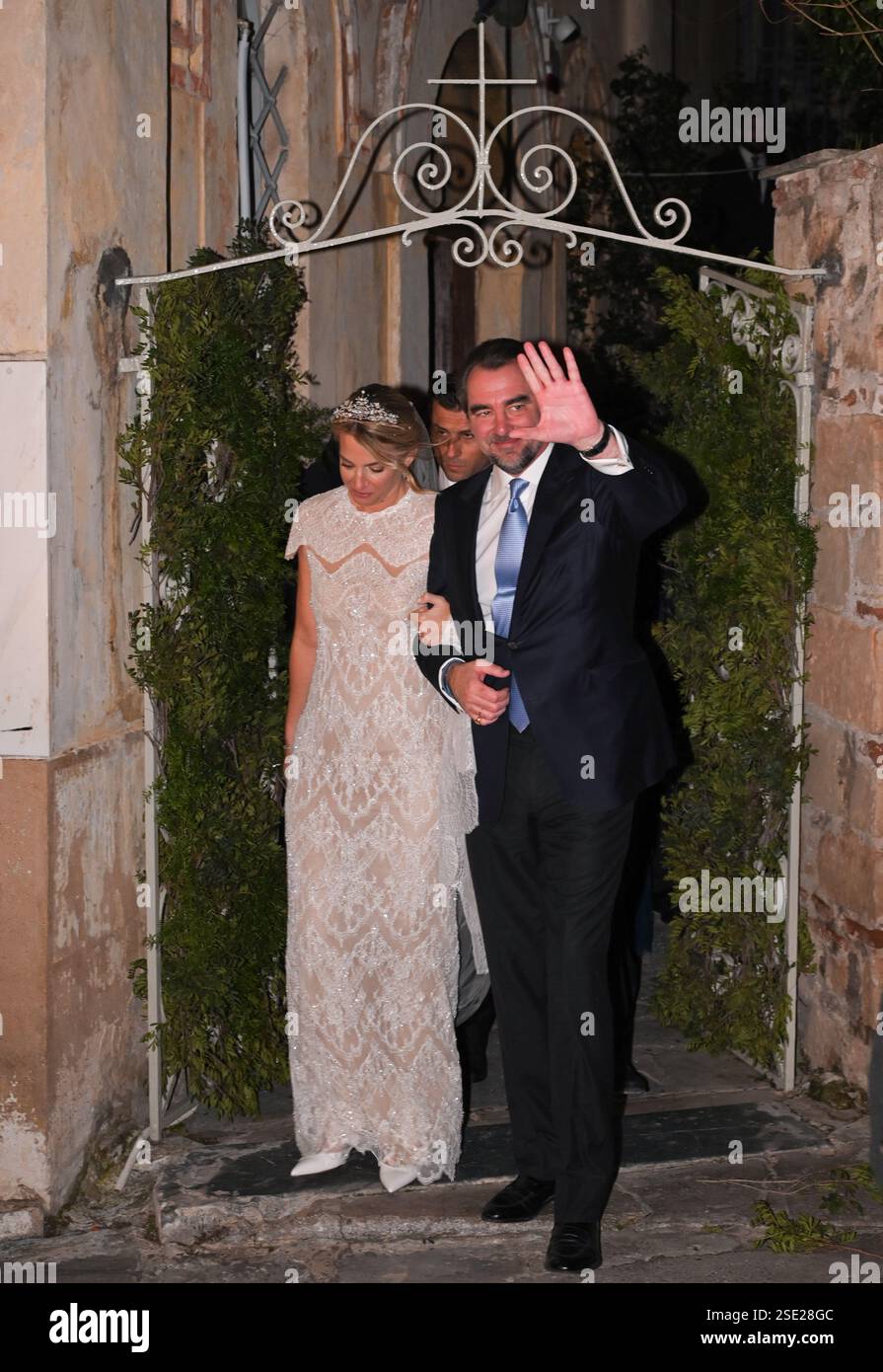 Athènes, Grèce, 7 février 2025. Le marié Prince Nikolaos de Grèce et du Danemark et la mariée Chrysi Vardinogianni quittent l'église byzantine historique de Saint Nicolas Ragavas après la fin de leur cérémonie de mariage. Crédit : Dimitris Aspiotis/Alamy Live News Banque D'Images