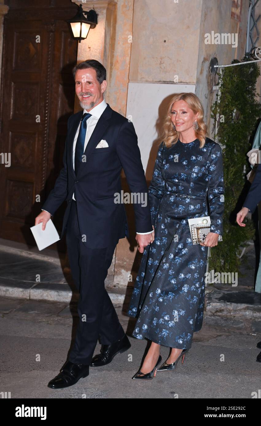 Athènes, Grèce, 7 février 2025. Pavlos Prince héritier de Grèce et Marie-Chantal Princesse héritière de Grèce quittent l'église byzantine historique de Saint Nicolas Ragavas après la fin de la cérémonie de mariage du Prince Nikolaos de Grèce avec Chrysi Vardinogianni. Crédit : Dimitris Aspiotis/Alamy Live News Banque D'Images