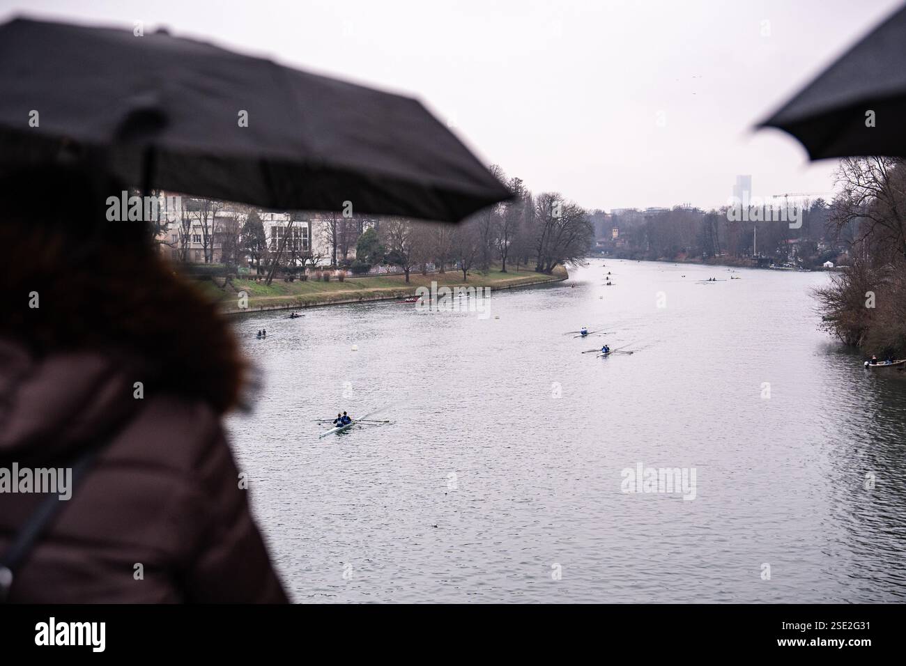 Torino, Italie. 08th Feb, 2025. D'Inverno sul po 2025 - 42ª ; edizione della storica competizione internazionale di canottaggio sul fiume po a Torino - Sabato, Febbraio 8, 2025. News (photo de Marco Alpozzi/Lapresse) D'Inverno sul po 2025 - 42ème édition du concours international historique d'aviron sur le fleuve po à Turin, Italie. - Samedi 8 février 2025. Actualités (photo de Marco Alpozzi/Lapresse) crédit : LaPresse/Alamy Live News Banque D'Images