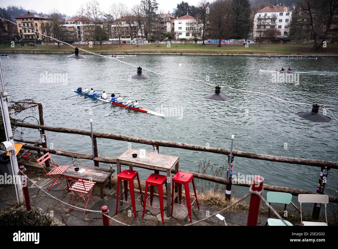 Torino, Italie. 08th Feb, 2025. D'Inverno sul po 2025 - 42ª ; edizione della storica competizione internazionale di canottaggio sul fiume po a Torino - Sabato, Febbraio 8, 2025. News (photo de Marco Alpozzi/Lapresse) D'Inverno sul po 2025 - 42ème édition du concours international historique d'aviron sur le fleuve po à Turin, Italie. - Samedi 8 février 2025. Actualités (photo de Marco Alpozzi/Lapresse) crédit : LaPresse/Alamy Live News Banque D'Images
