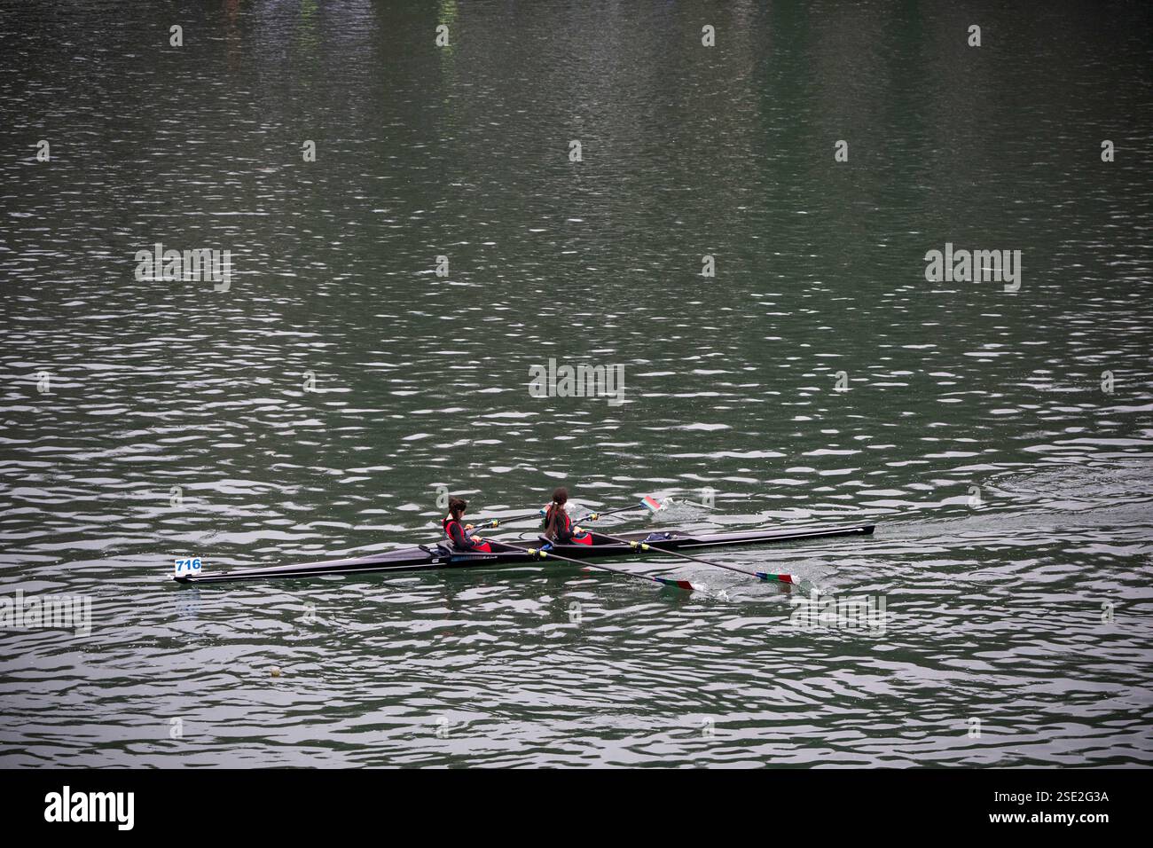 Torino, Italie. 08th Feb, 2025. D'Inverno sul po 2025 - 42ª ; edizione della storica competizione internazionale di canottaggio sul fiume po a Torino - Sabato, Febbraio 8, 2025. News (photo de Marco Alpozzi/Lapresse) D'Inverno sul po 2025 - 42ème édition du concours international historique d'aviron sur le fleuve po à Turin, Italie. - Samedi 8 février 2025. Actualités (photo de Marco Alpozzi/Lapresse) crédit : LaPresse/Alamy Live News Banque D'Images