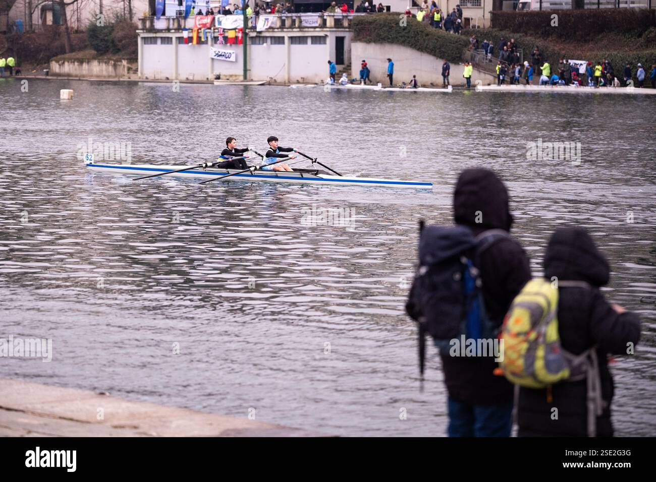 Torino, Italie. 08th Feb, 2025. D'Inverno sul po 2025 - 42ª ; edizione della storica competizione internazionale di canottaggio sul fiume po a Torino - Sabato, Febbraio 8, 2025. News (photo de Marco Alpozzi/Lapresse) D'Inverno sul po 2025 - 42ème édition du concours international historique d'aviron sur le fleuve po à Turin, Italie. - Samedi 8 février 2025. Actualités (photo de Marco Alpozzi/Lapresse) crédit : LaPresse/Alamy Live News Banque D'Images