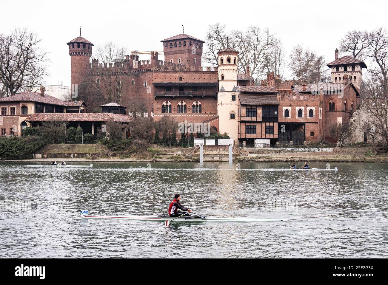 Torino, Italie. 08th Feb, 2025. D'Inverno sul po 2025 - 42ª ; edizione della storica competizione internazionale di canottaggio sul fiume po a Torino - Sabato, Febbraio 8, 2025. News (photo de Marco Alpozzi/Lapresse) D'Inverno sul po 2025 - 42ème édition du concours international historique d'aviron sur le fleuve po à Turin, Italie. - Samedi 8 février 2025. Actualités (photo de Marco Alpozzi/Lapresse) crédit : LaPresse/Alamy Live News Banque D'Images
