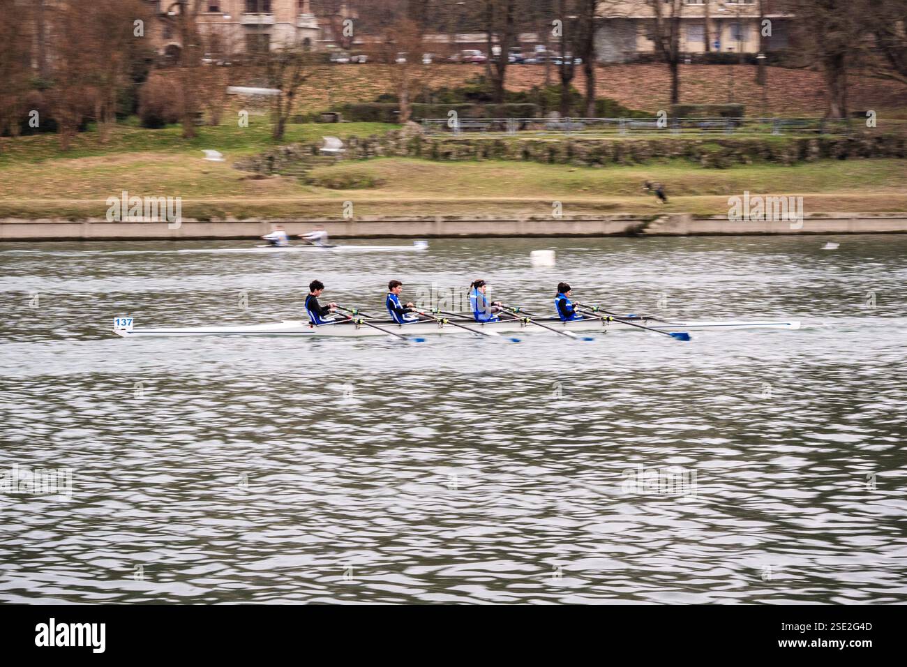 Torino, Italie. 08th Feb, 2025. D'Inverno sul po 2025 - 42ª ; edizione della storica competizione internazionale di canottaggio sul fiume po a Torino - Sabato, Febbraio 8, 2025. News (photo de Marco Alpozzi/Lapresse) D'Inverno sul po 2025 - 42ème édition du concours international historique d'aviron sur le fleuve po à Turin, Italie. - Samedi 8 février 2025. Actualités (photo de Marco Alpozzi/Lapresse) crédit : LaPresse/Alamy Live News Banque D'Images