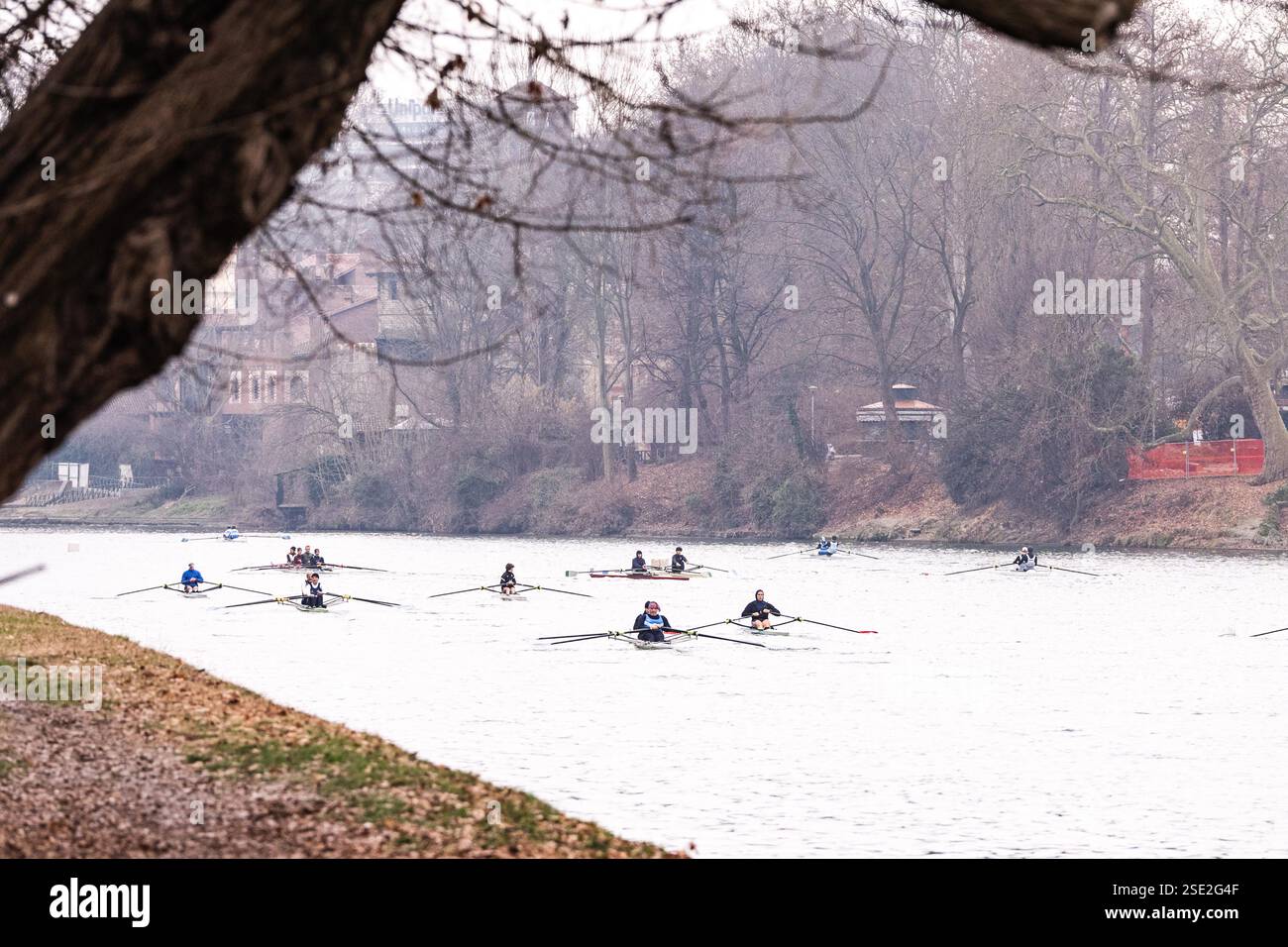 Torino, Italie. 08th Feb, 2025. D'Inverno sul po 2025 - 42ª ; edizione della storica competizione internazionale di canottaggio sul fiume po a Torino - Sabato, Febbraio 8, 2025. News (photo de Marco Alpozzi/Lapresse) D'Inverno sul po 2025 - 42ème édition du concours international historique d'aviron sur le fleuve po à Turin, Italie. - Samedi 8 février 2025. Actualités (photo de Marco Alpozzi/Lapresse) crédit : LaPresse/Alamy Live News Banque D'Images