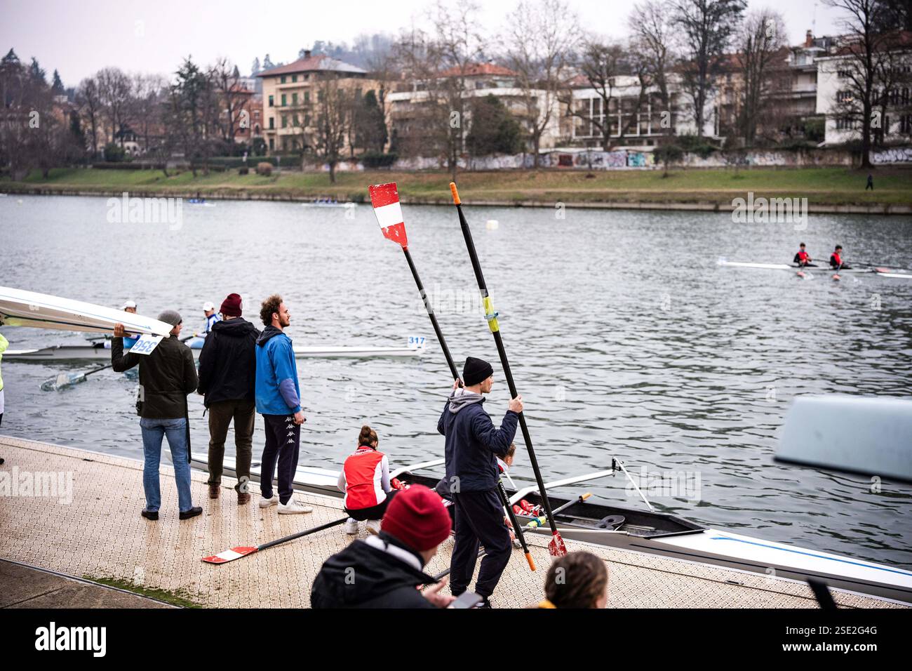 Torino, Italie. 08th Feb, 2025. D'Inverno sul po 2025 - 42ª ; edizione della storica competizione internazionale di canottaggio sul fiume po a Torino - Sabato, Febbraio 8, 2025. News (photo de Marco Alpozzi/Lapresse) D'Inverno sul po 2025 - 42ème édition du concours international historique d'aviron sur le fleuve po à Turin, Italie. - Samedi 8 février 2025. Actualités (photo de Marco Alpozzi/Lapresse) crédit : LaPresse/Alamy Live News Banque D'Images