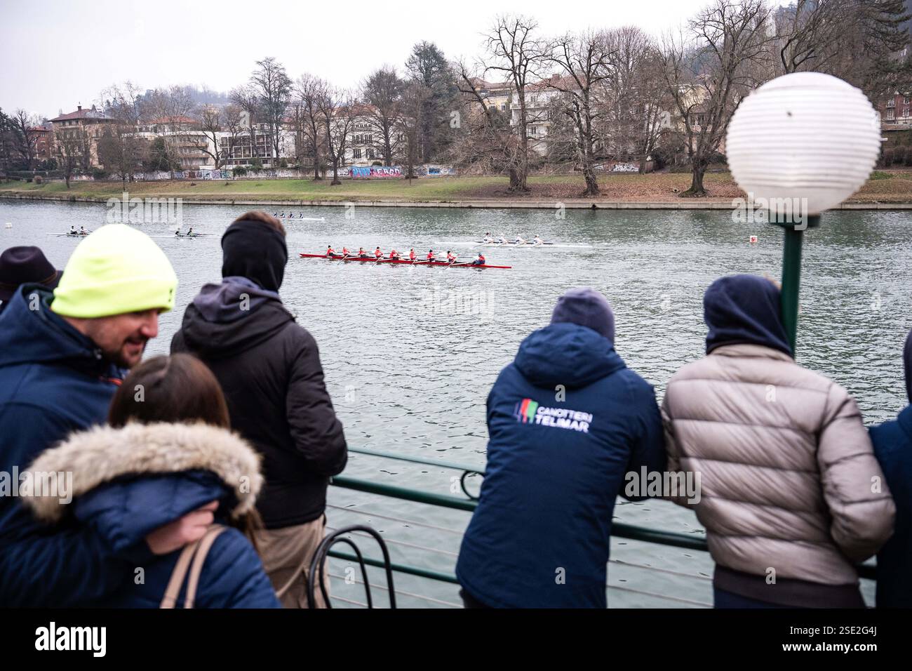 Torino, Italie. 08th Feb, 2025. D'Inverno sul po 2025 - 42ª ; edizione della storica competizione internazionale di canottaggio sul fiume po a Torino - Sabato, Febbraio 8, 2025. News (photo de Marco Alpozzi/Lapresse) D'Inverno sul po 2025 - 42ème édition du concours international historique d'aviron sur le fleuve po à Turin, Italie. - Samedi 8 février 2025. Actualités (photo de Marco Alpozzi/Lapresse) crédit : LaPresse/Alamy Live News Banque D'Images