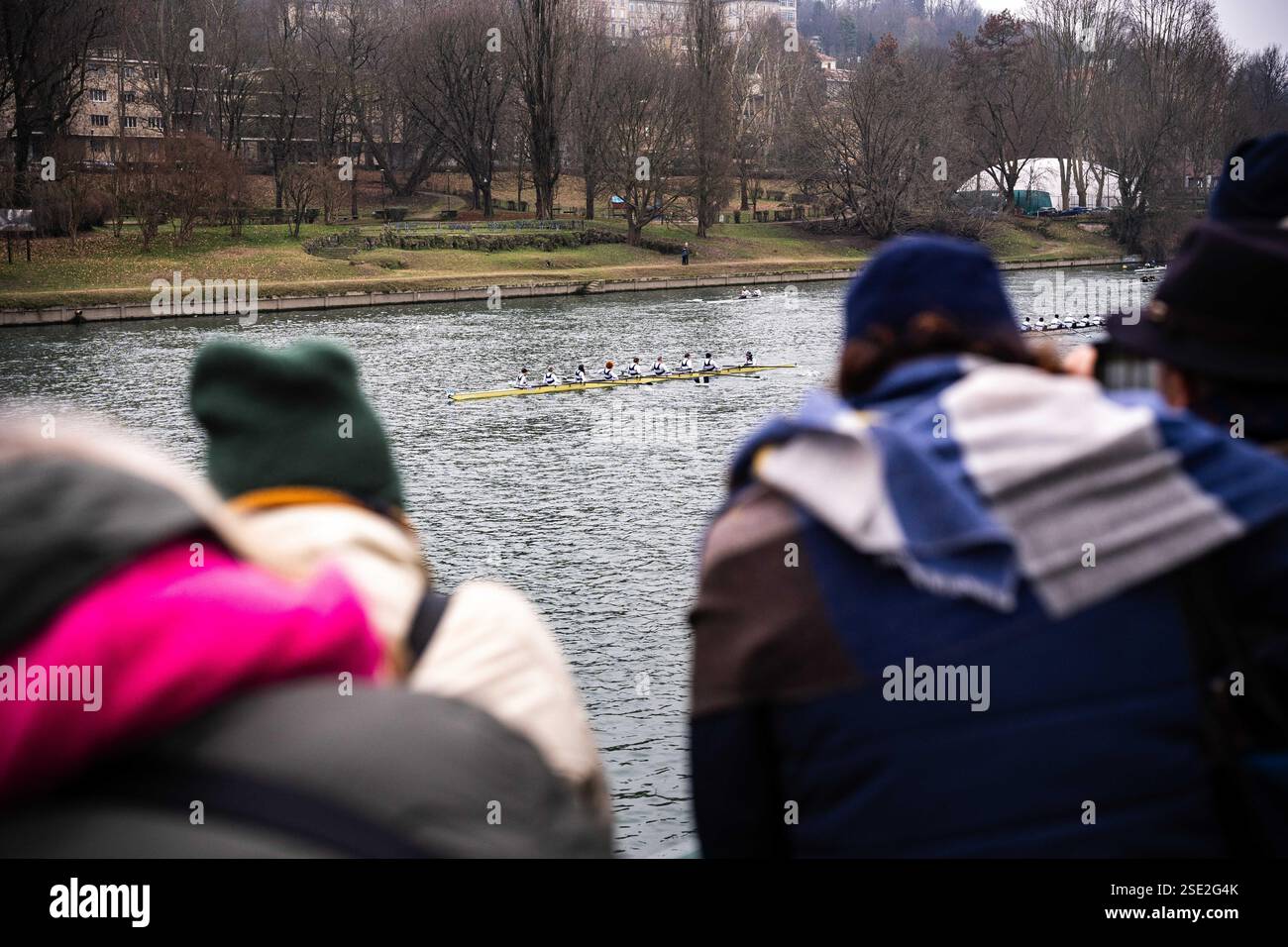 Torino, Italie. 08th Feb, 2025. D'Inverno sul po 2025 - 42ª ; edizione della storica competizione internazionale di canottaggio sul fiume po a Torino - Sabato, Febbraio 8, 2025. News (photo de Marco Alpozzi/Lapresse) D'Inverno sul po 2025 - 42ème édition du concours international historique d'aviron sur le fleuve po à Turin, Italie. - Samedi 8 février 2025. Actualités (photo de Marco Alpozzi/Lapresse) crédit : LaPresse/Alamy Live News Banque D'Images