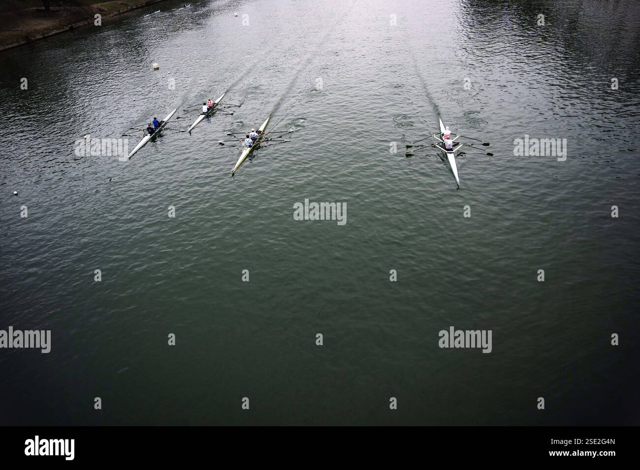 Torino, Italie. 08th Feb, 2025. D'Inverno sul po 2025 - 42ª ; edizione della storica competizione internazionale di canottaggio sul fiume po a Torino - Sabato, Febbraio 8, 2025. News (photo de Marco Alpozzi/Lapresse) D'Inverno sul po 2025 - 42ème édition du concours international historique d'aviron sur le fleuve po à Turin, Italie. - Samedi 8 février 2025. Actualités (photo de Marco Alpozzi/Lapresse) crédit : LaPresse/Alamy Live News Banque D'Images