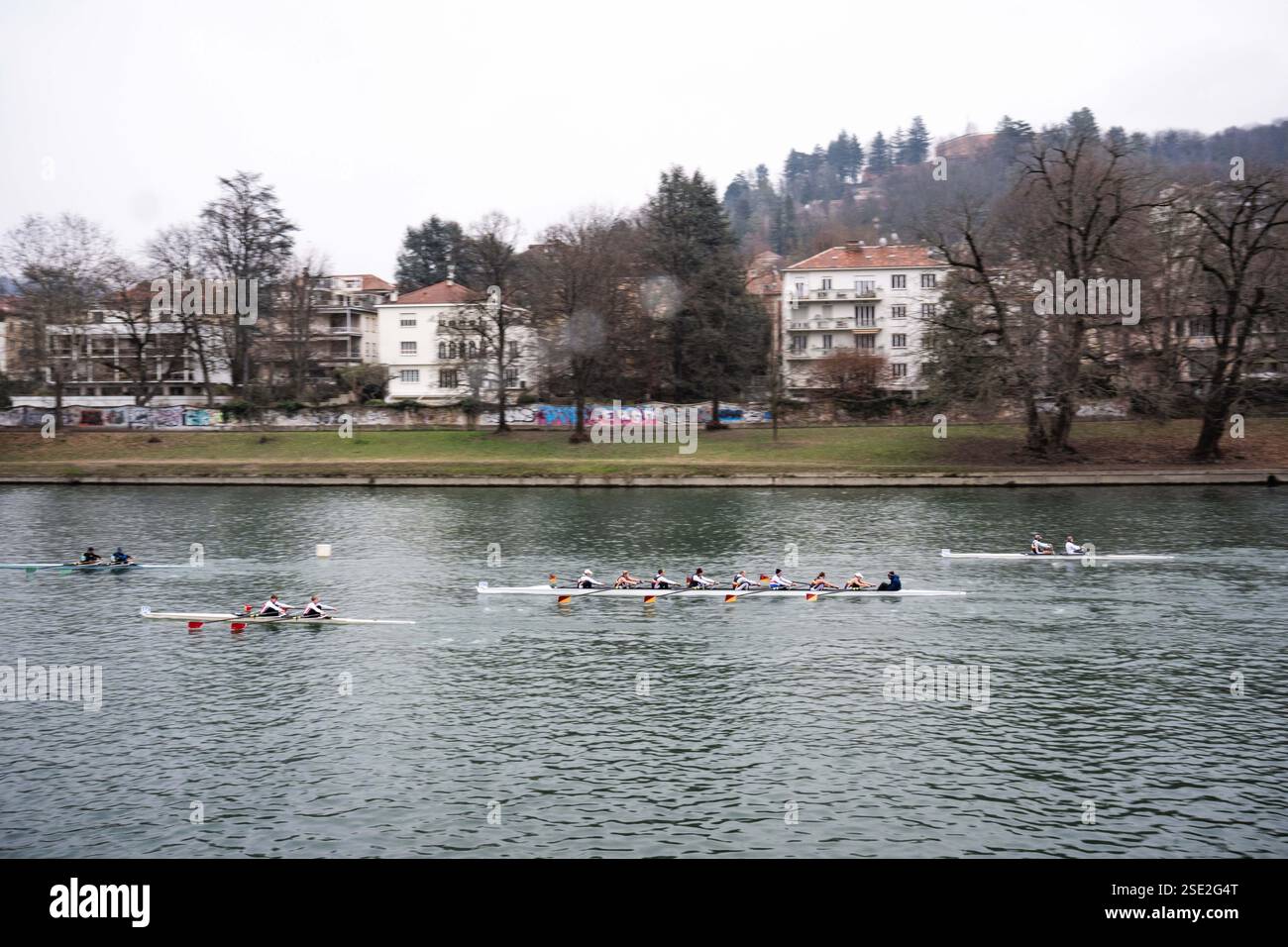 Torino, Italie. 08th Feb, 2025. D'Inverno sul po 2025 - 42ª ; edizione della storica competizione internazionale di canottaggio sul fiume po a Torino - Sabato, Febbraio 8, 2025. News (photo de Marco Alpozzi/Lapresse) D'Inverno sul po 2025 - 42ème édition du concours international historique d'aviron sur le fleuve po à Turin, Italie. - Samedi 8 février 2025. Actualités (photo de Marco Alpozzi/Lapresse) crédit : LaPresse/Alamy Live News Banque D'Images