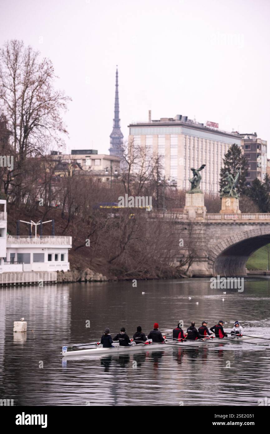 Torino, Italie. 08th Feb, 2025. D'Inverno sul po 2025 - 42ª ; edizione della storica competizione internazionale di canottaggio sul fiume po a Torino - Sabato, Febbraio 8, 2025. News (photo de Marco Alpozzi/Lapresse) D'Inverno sul po 2025 - 42ème édition du concours international historique d'aviron sur le fleuve po à Turin, Italie. - Samedi 8 février 2025. Actualités (photo de Marco Alpozzi/Lapresse) crédit : LaPresse/Alamy Live News Banque D'Images