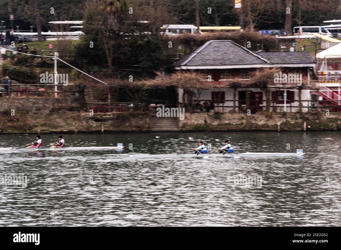 Torino, Italie. 08th Feb, 2025. D'Inverno sul po 2025 - 42ª ; edizione della storica competizione internazionale di canottaggio sul fiume po a Torino - Sabato, Febbraio 8, 2025. News (photo de Marco Alpozzi/Lapresse) D'Inverno sul po 2025 - 42ème édition du concours international historique d'aviron sur le fleuve po à Turin, Italie. - Samedi 8 février 2025. Actualités (photo de Marco Alpozzi/Lapresse) crédit : LaPresse/Alamy Live News Banque D'Images