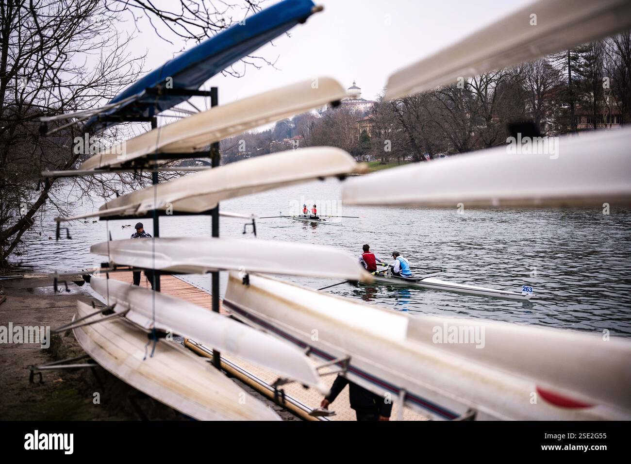 Torino, Italie. 08th Feb, 2025. D'Inverno sul po 2025 - 42ª ; edizione della storica competizione internazionale di canottaggio sul fiume po a Torino - Sabato, Febbraio 8, 2025. News (photo de Marco Alpozzi/Lapresse) D'Inverno sul po 2025 - 42ème édition du concours international historique d'aviron sur le fleuve po à Turin, Italie. - Samedi 8 février 2025. Actualités (photo de Marco Alpozzi/Lapresse) crédit : LaPresse/Alamy Live News Banque D'Images