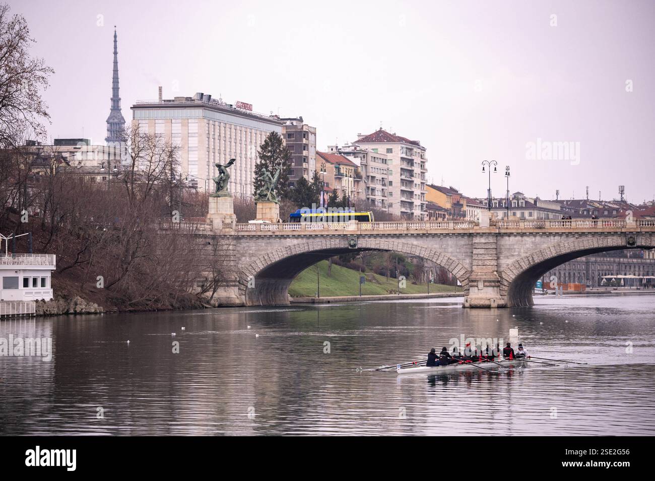 Torino, Italie. 08th Feb, 2025. D'Inverno sul po 2025 - 42ª ; edizione della storica competizione internazionale di canottaggio sul fiume po a Torino - Sabato, Febbraio 8, 2025. News (photo de Marco Alpozzi/Lapresse) D'Inverno sul po 2025 - 42ème édition du concours international historique d'aviron sur le fleuve po à Turin, Italie. - Samedi 8 février 2025. Actualités (photo de Marco Alpozzi/Lapresse) crédit : LaPresse/Alamy Live News Banque D'Images