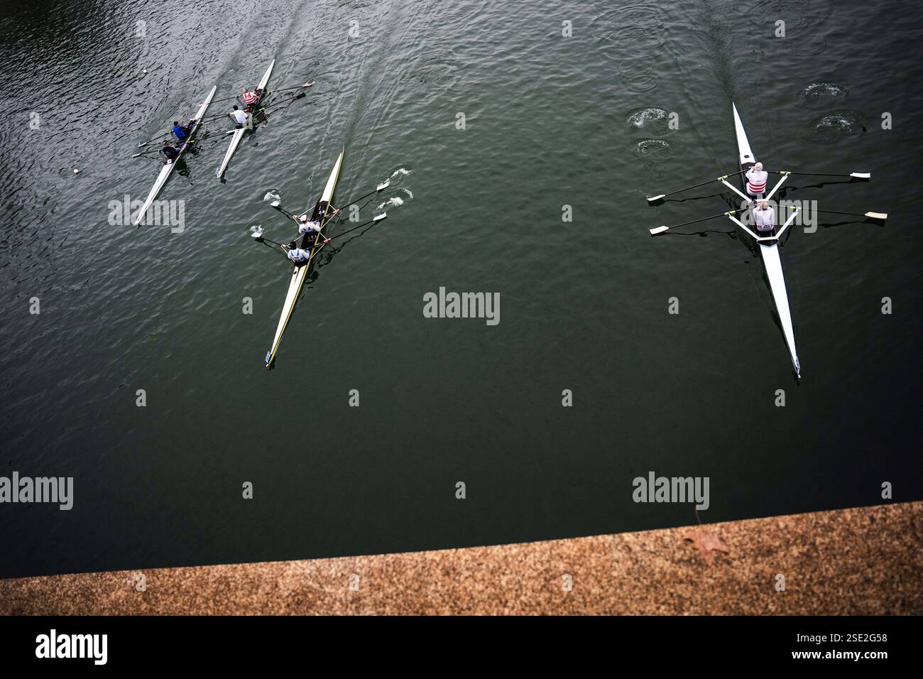 Torino, Italie. 08th Feb, 2025. D'Inverno sul po 2025 - 42ª ; edizione della storica competizione internazionale di canottaggio sul fiume po a Torino - Sabato, Febbraio 8, 2025. News (photo de Marco Alpozzi/Lapresse) D'Inverno sul po 2025 - 42ème édition du concours international historique d'aviron sur le fleuve po à Turin, Italie. - Samedi 8 février 2025. Actualités (photo de Marco Alpozzi/Lapresse) crédit : LaPresse/Alamy Live News Banque D'Images