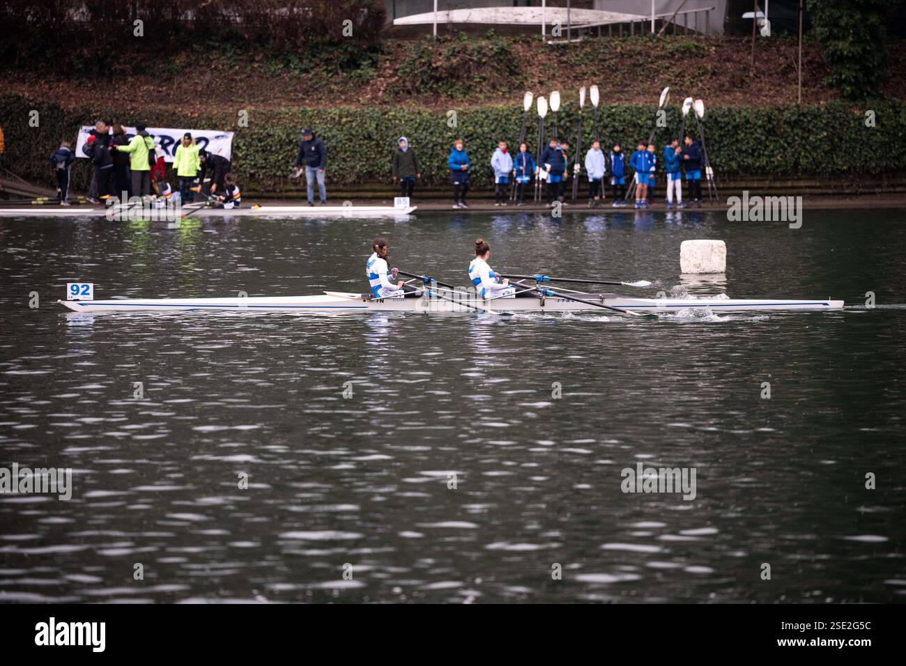 Torino, Italie. 08th Feb, 2025. D'Inverno sul po 2025 - 42ª ; edizione della storica competizione internazionale di canottaggio sul fiume po a Torino - Sabato, Febbraio 8, 2025. News (photo de Marco Alpozzi/Lapresse) D'Inverno sul po 2025 - 42ème édition du concours international historique d'aviron sur le fleuve po à Turin, Italie. - Samedi 8 février 2025. Actualités (photo de Marco Alpozzi/Lapresse) crédit : LaPresse/Alamy Live News Banque D'Images