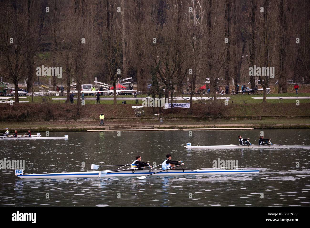 Torino, Italie. 08th Feb, 2025. D'Inverno sul po 2025 - 42ª ; edizione della storica competizione internazionale di canottaggio sul fiume po a Torino - Sabato, Febbraio 8, 2025. News (photo de Marco Alpozzi/Lapresse) D'Inverno sul po 2025 - 42ème édition du concours international historique d'aviron sur le fleuve po à Turin, Italie. - Samedi 8 février 2025. Actualités (photo de Marco Alpozzi/Lapresse) crédit : LaPresse/Alamy Live News Banque D'Images