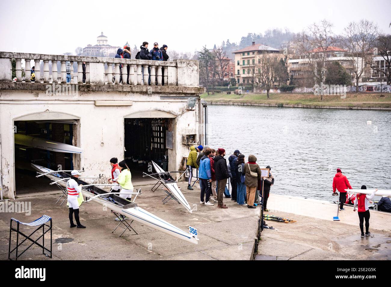 Torino, Italie. 08th Feb, 2025. D'Inverno sul po 2025 - 42ª ; edizione della storica competizione internazionale di canottaggio sul fiume po a Torino - Sabato, Febbraio 8, 2025. News (photo de Marco Alpozzi/Lapresse) D'Inverno sul po 2025 - 42ème édition du concours international historique d'aviron sur le fleuve po à Turin, Italie. - Samedi 8 février 2025. Actualités (photo de Marco Alpozzi/Lapresse) crédit : LaPresse/Alamy Live News Banque D'Images