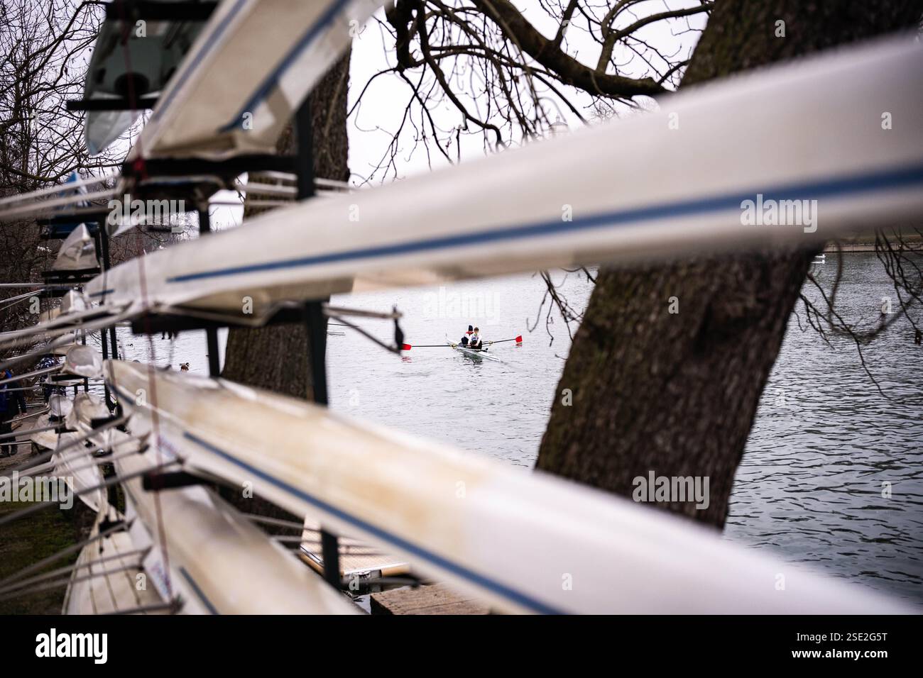 Torino, Italie. 08th Feb, 2025. D'Inverno sul po 2025 - 42ª ; edizione della storica competizione internazionale di canottaggio sul fiume po a Torino - Sabato, Febbraio 8, 2025. News (photo de Marco Alpozzi/Lapresse) D'Inverno sul po 2025 - 42ème édition du concours international historique d'aviron sur le fleuve po à Turin, Italie. - Samedi 8 février 2025. Actualités (photo de Marco Alpozzi/Lapresse) crédit : LaPresse/Alamy Live News Banque D'Images