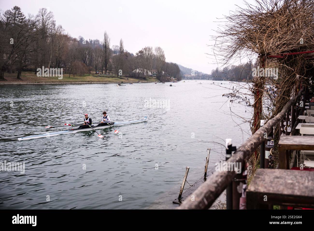 Torino, Italie. 08th Feb, 2025. D'Inverno sul po 2025 - 42ª ; edizione della storica competizione internazionale di canottaggio sul fiume po a Torino - Sabato, Febbraio 8, 2025. News (photo de Marco Alpozzi/Lapresse) D'Inverno sul po 2025 - 42ème édition du concours international historique d'aviron sur le fleuve po à Turin, Italie. - Samedi 8 février 2025. Actualités (photo de Marco Alpozzi/Lapresse) crédit : LaPresse/Alamy Live News Banque D'Images