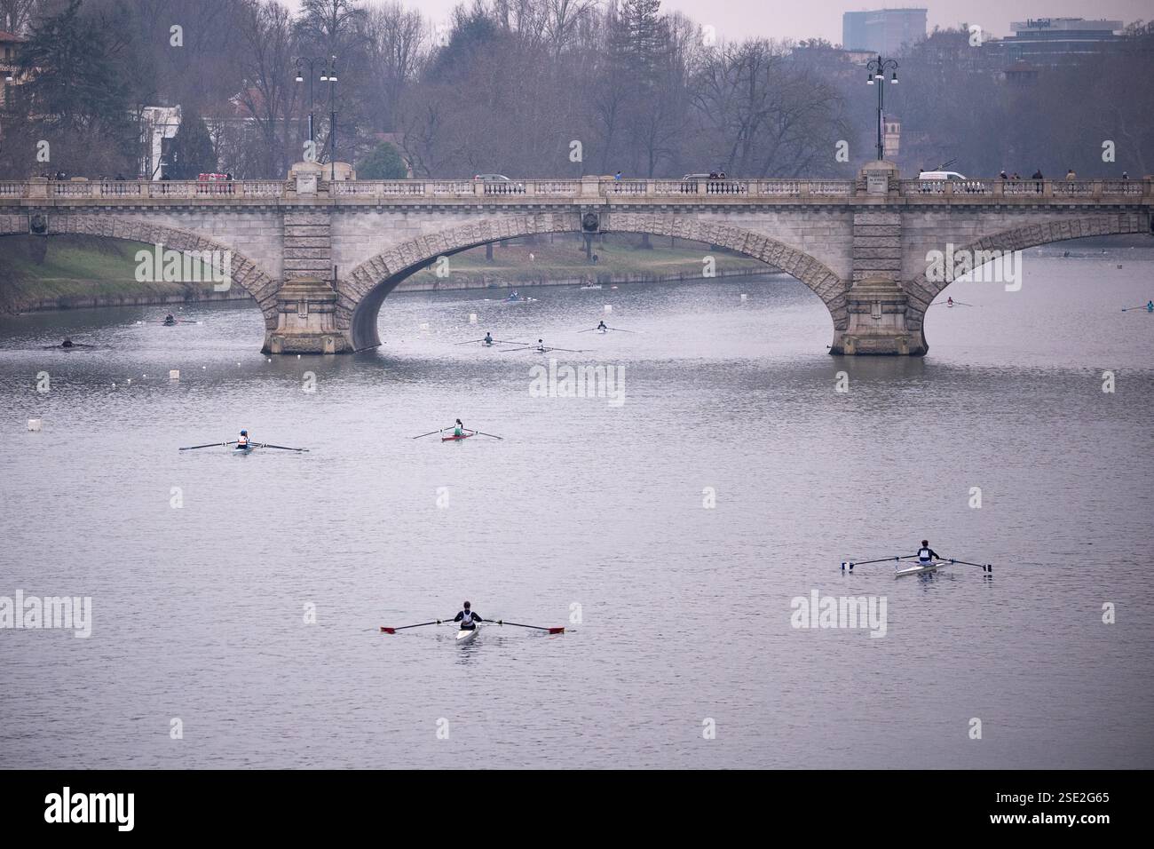 Torino, Italie. 08th Feb, 2025. D'Inverno sul po 2025 - 42ª ; edizione della storica competizione internazionale di canottaggio sul fiume po a Torino - Sabato, Febbraio 8, 2025. News (photo de Marco Alpozzi/Lapresse) D'Inverno sul po 2025 - 42ème édition du concours international historique d'aviron sur le fleuve po à Turin, Italie. - Samedi 8 février 2025. Actualités (photo de Marco Alpozzi/Lapresse) crédit : LaPresse/Alamy Live News Banque D'Images