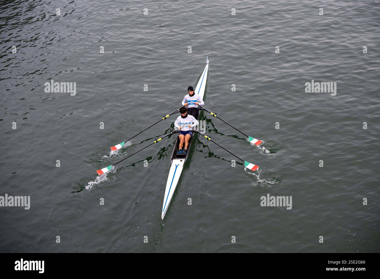 Torino, Italie. 08th Feb, 2025. D'Inverno sul po 2025 - 42ª ; edizione della storica competizione internazionale di canottaggio sul fiume po a Torino - Sabato, Febbraio 8, 2025. News (photo de Marco Alpozzi/Lapresse) D'Inverno sul po 2025 - 42ème édition du concours international historique d'aviron sur le fleuve po à Turin, Italie. - Samedi 8 février 2025. Actualités (photo de Marco Alpozzi/Lapresse) crédit : LaPresse/Alamy Live News Banque D'Images