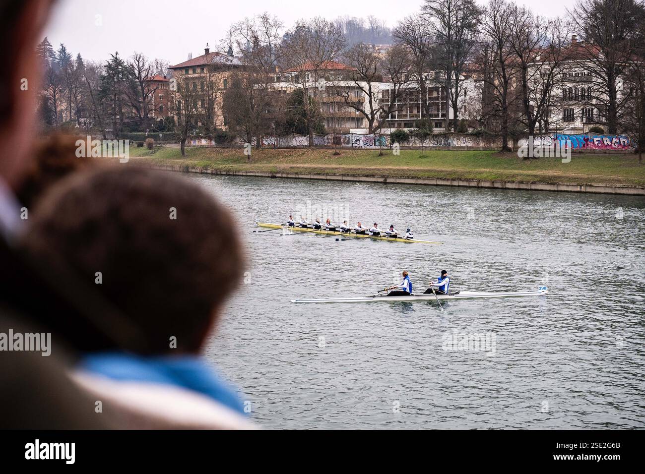 Torino, Italie. 08th Feb, 2025. D'Inverno sul po 2025 - 42ª ; edizione della storica competizione internazionale di canottaggio sul fiume po a Torino - Sabato, Febbraio 8, 2025. News (photo de Marco Alpozzi/Lapresse) D'Inverno sul po 2025 - 42ème édition du concours international historique d'aviron sur le fleuve po à Turin, Italie. - Samedi 8 février 2025. Actualités (photo de Marco Alpozzi/Lapresse) crédit : LaPresse/Alamy Live News Banque D'Images