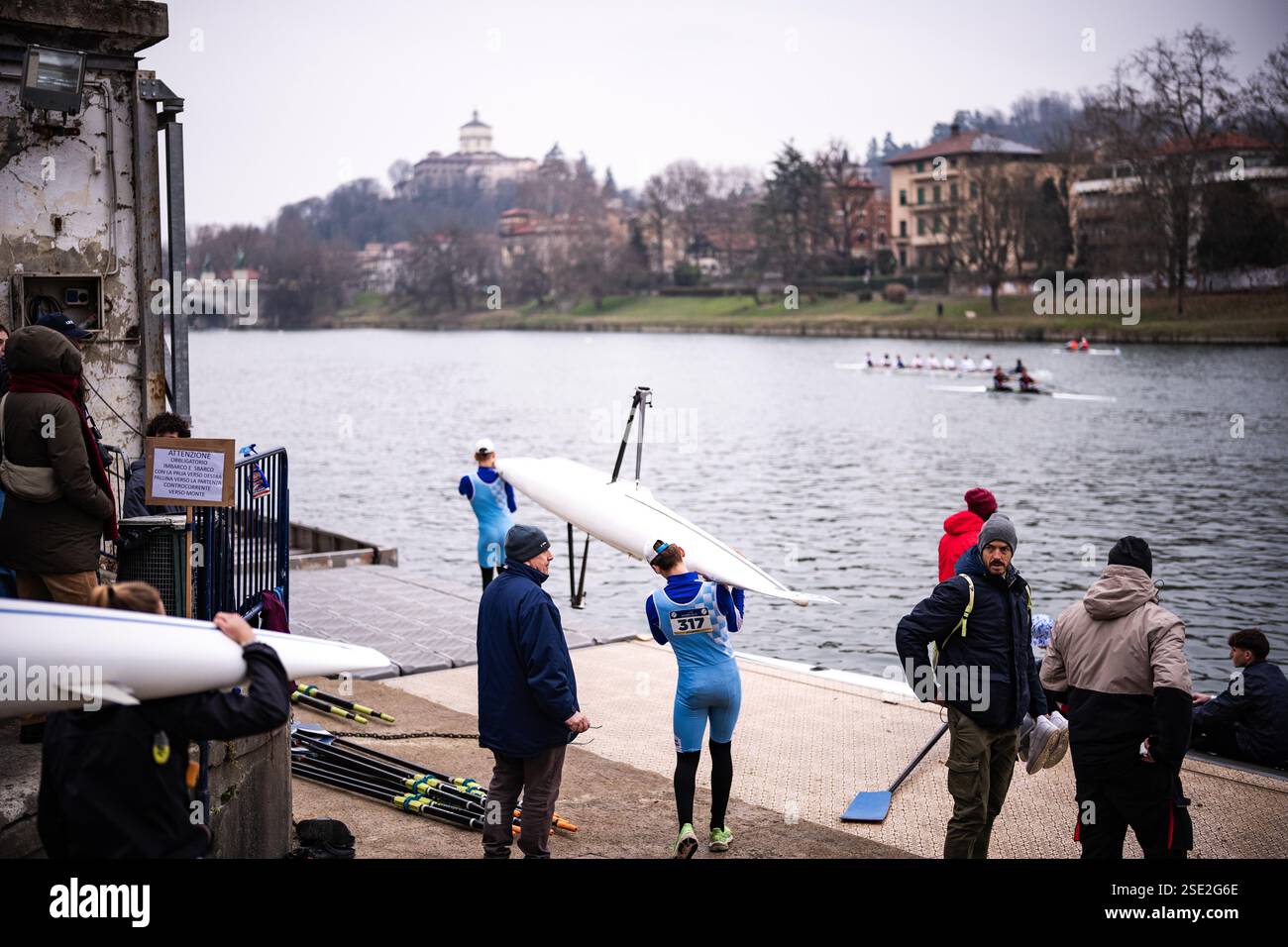 Torino, Italie. 08th Feb, 2025. D'Inverno sul po 2025 - 42ª ; edizione della storica competizione internazionale di canottaggio sul fiume po a Torino - Sabato, Febbraio 8, 2025. News (photo de Marco Alpozzi/Lapresse) D'Inverno sul po 2025 - 42ème édition du concours international historique d'aviron sur le fleuve po à Turin, Italie. - Samedi 8 février 2025. Actualités (photo de Marco Alpozzi/Lapresse) crédit : LaPresse/Alamy Live News Banque D'Images
