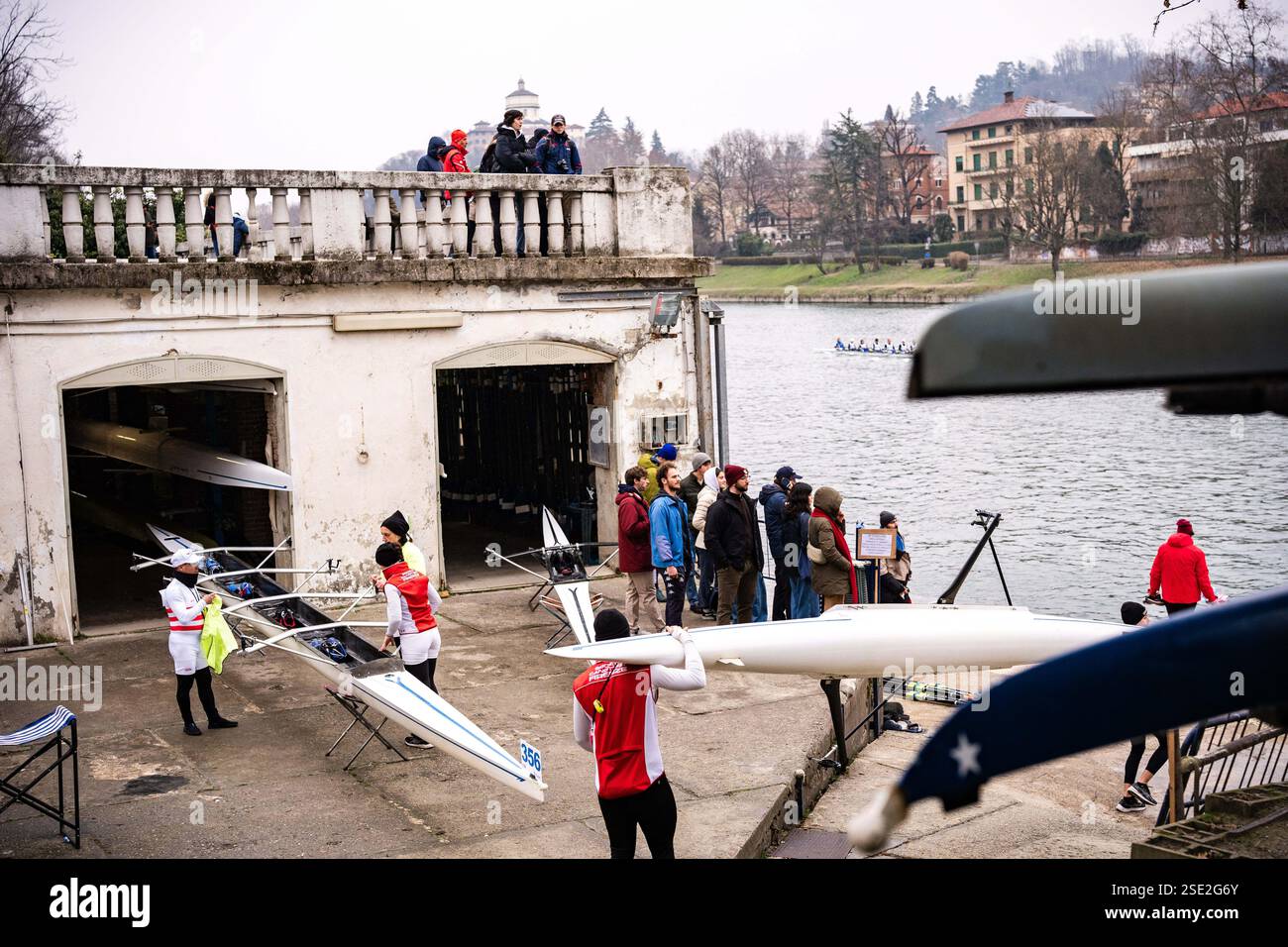 Torino, Italie. 08th Feb, 2025. D'Inverno sul po 2025 - 42ª ; edizione della storica competizione internazionale di canottaggio sul fiume po a Torino - Sabato, Febbraio 8, 2025. News (photo de Marco Alpozzi/Lapresse) D'Inverno sul po 2025 - 42ème édition du concours international historique d'aviron sur le fleuve po à Turin, Italie. - Samedi 8 février 2025. Actualités (photo de Marco Alpozzi/Lapresse) crédit : LaPresse/Alamy Live News Banque D'Images