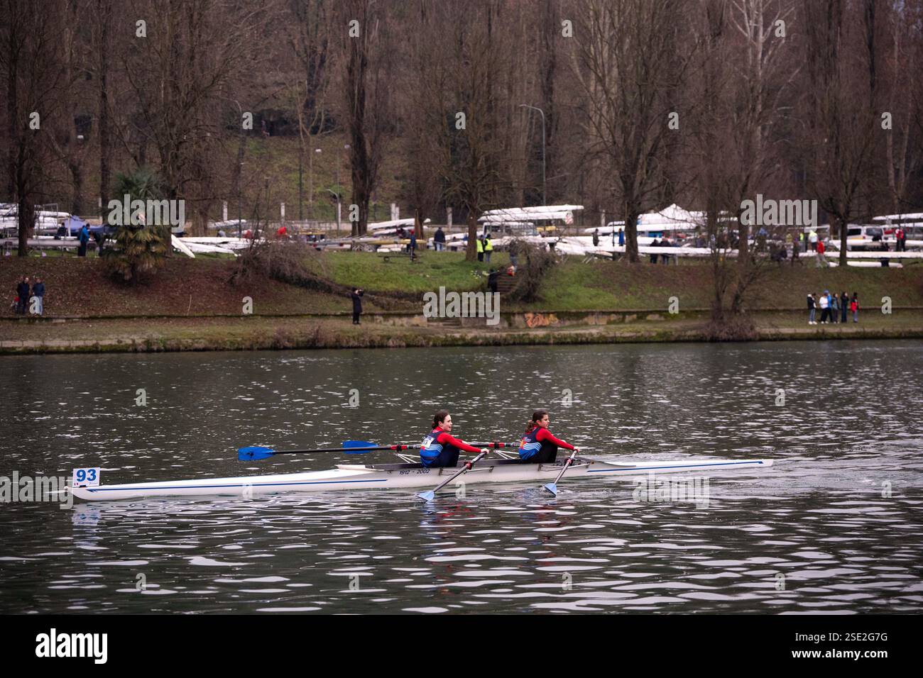 Torino, Italie. 08th Feb, 2025. D'Inverno sul po 2025 - 42ª ; edizione della storica competizione internazionale di canottaggio sul fiume po a Torino - Sabato, Febbraio 8, 2025. News (photo de Marco Alpozzi/Lapresse) D'Inverno sul po 2025 - 42ème édition du concours international historique d'aviron sur le fleuve po à Turin, Italie. - Samedi 8 février 2025. Actualités (photo de Marco Alpozzi/Lapresse) crédit : LaPresse/Alamy Live News Banque D'Images