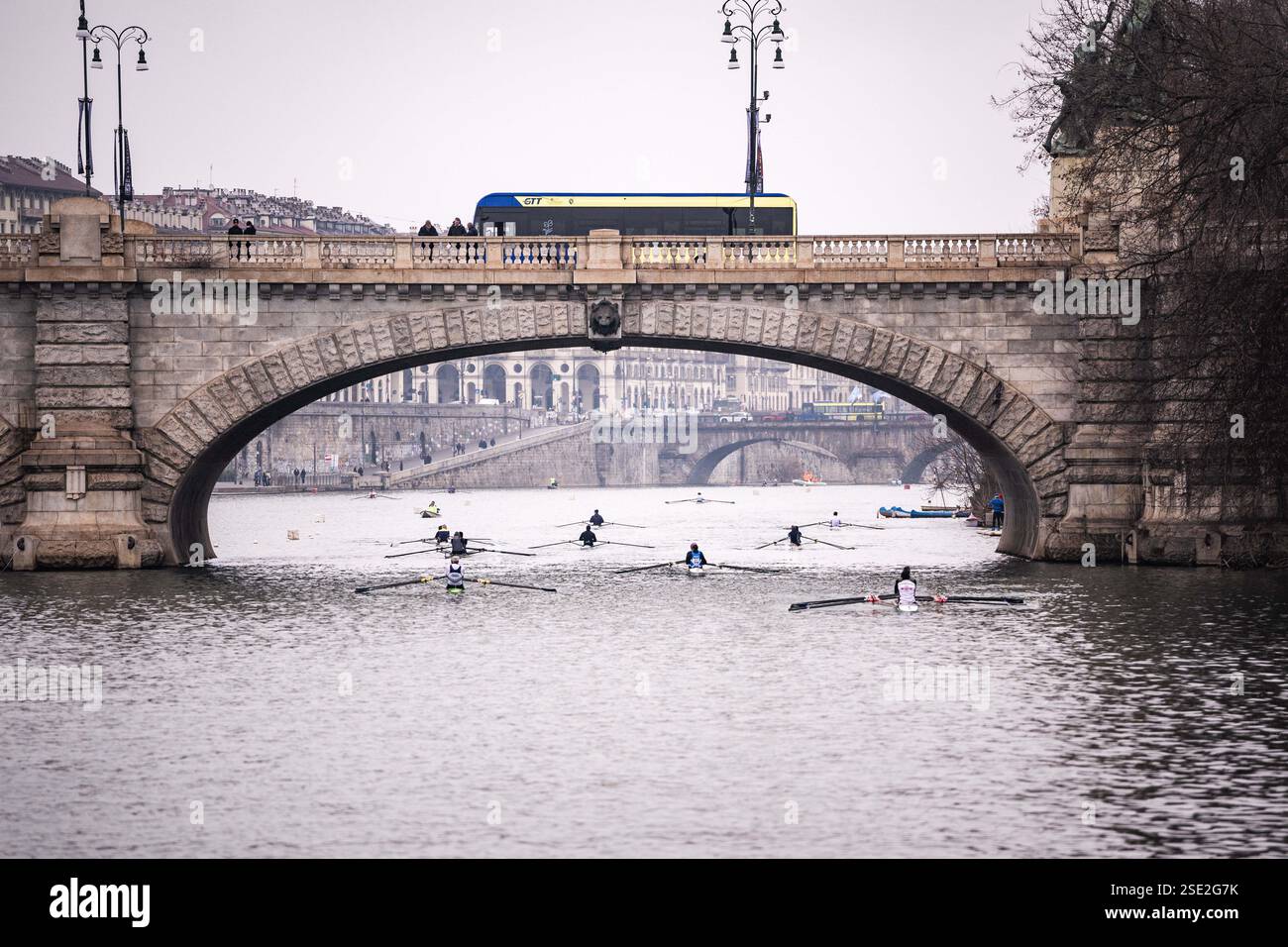 Torino, Italie. 08th Feb, 2025. D'Inverno sul po 2025 - 42ª ; edizione della storica competizione internazionale di canottaggio sul fiume po a Torino - Sabato, Febbraio 8, 2025. News (photo de Marco Alpozzi/Lapresse) D'Inverno sul po 2025 - 42ème édition du concours international historique d'aviron sur le fleuve po à Turin, Italie. - Samedi 8 février 2025. Actualités (photo de Marco Alpozzi/Lapresse) crédit : LaPresse/Alamy Live News Banque D'Images