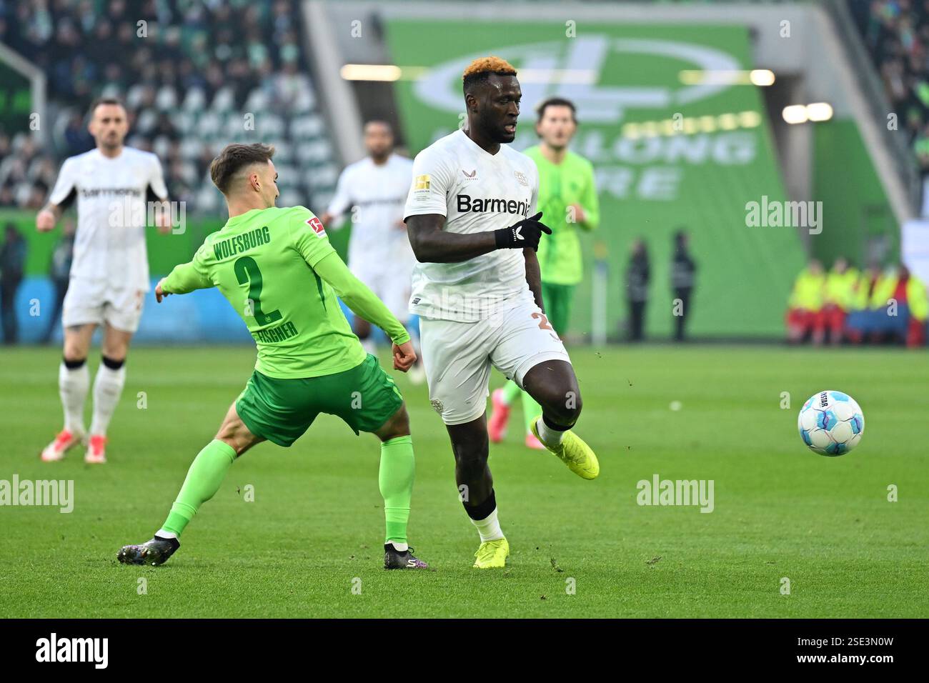 Wolfsburg, Allemagne. 08th Feb, 2025. Football : Bundesliga, VfL Wolfsburg - Bayer Leverkusen, Journée 21, Volkswagen Arena. Victor Boniface (R) de Leverkusen joue contre Kilian Fischer de Wolfsburg. Crédit : Swen Pförtner/dpa - NOTE IMPORTANTE : conformément aux règlements de la DFL German Football League et de la DFB German Football Association, il est interdit d'utiliser ou de faire utiliser des photographies prises dans le stade et/ou du match sous forme d'images séquentielles et/ou de séries de photos de type vidéo./dpa/Alamy Live News Banque D'Images