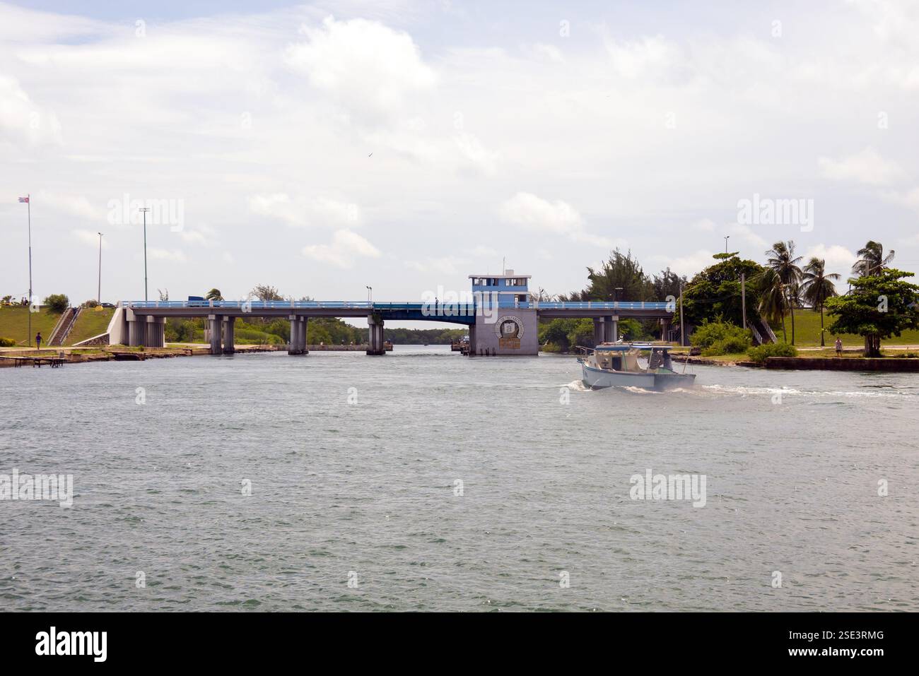 VARADERO, CUBA - 30 AOÛT 2023 : pont Puente Paso Malo lors de l'enfouissement Varadero, Cuba avec contrôle de point de contrôle et bateau fumeur Banque D'Images
