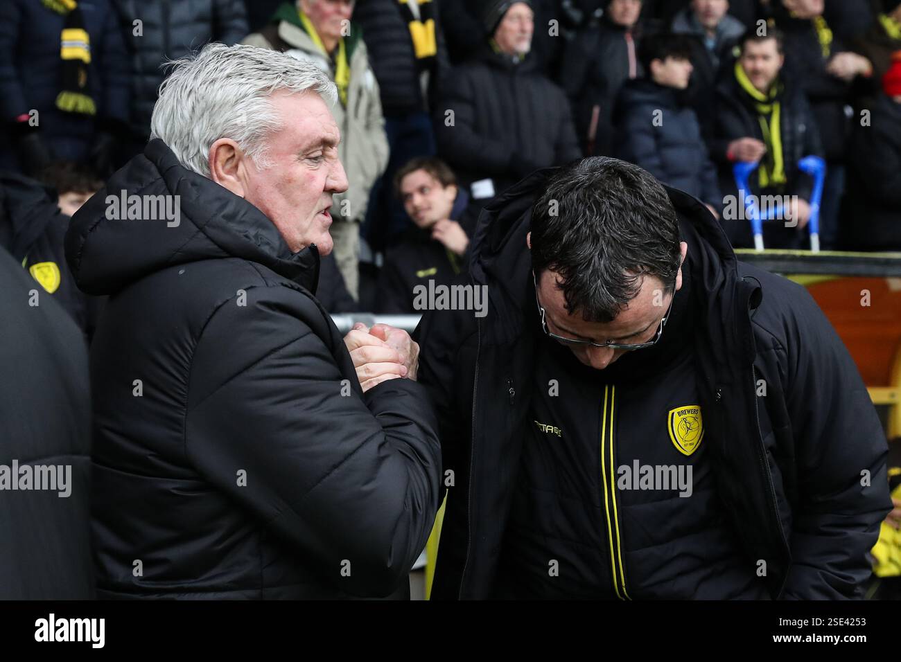 Steve Bruce entraîneur-chef de Blackpool et Gary Bowyer manager de Burton Albion se serrent la main lors du match de Sky Bet League 1 Burton Albion vs Blackpool au Pirelli Stadium, Burton upon Trent, Royaume-Uni, 8 février 2025 (photo de Gareth Evans/News images) Banque D'Images