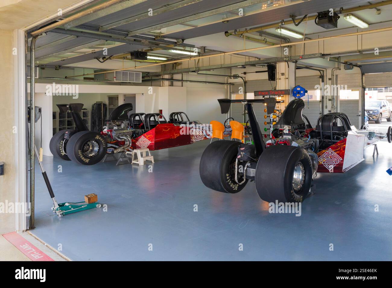 Deux dragsters sur la pitlane du circuit international de Bahreïn à Sakhir, Bahreïn Banque D'Images