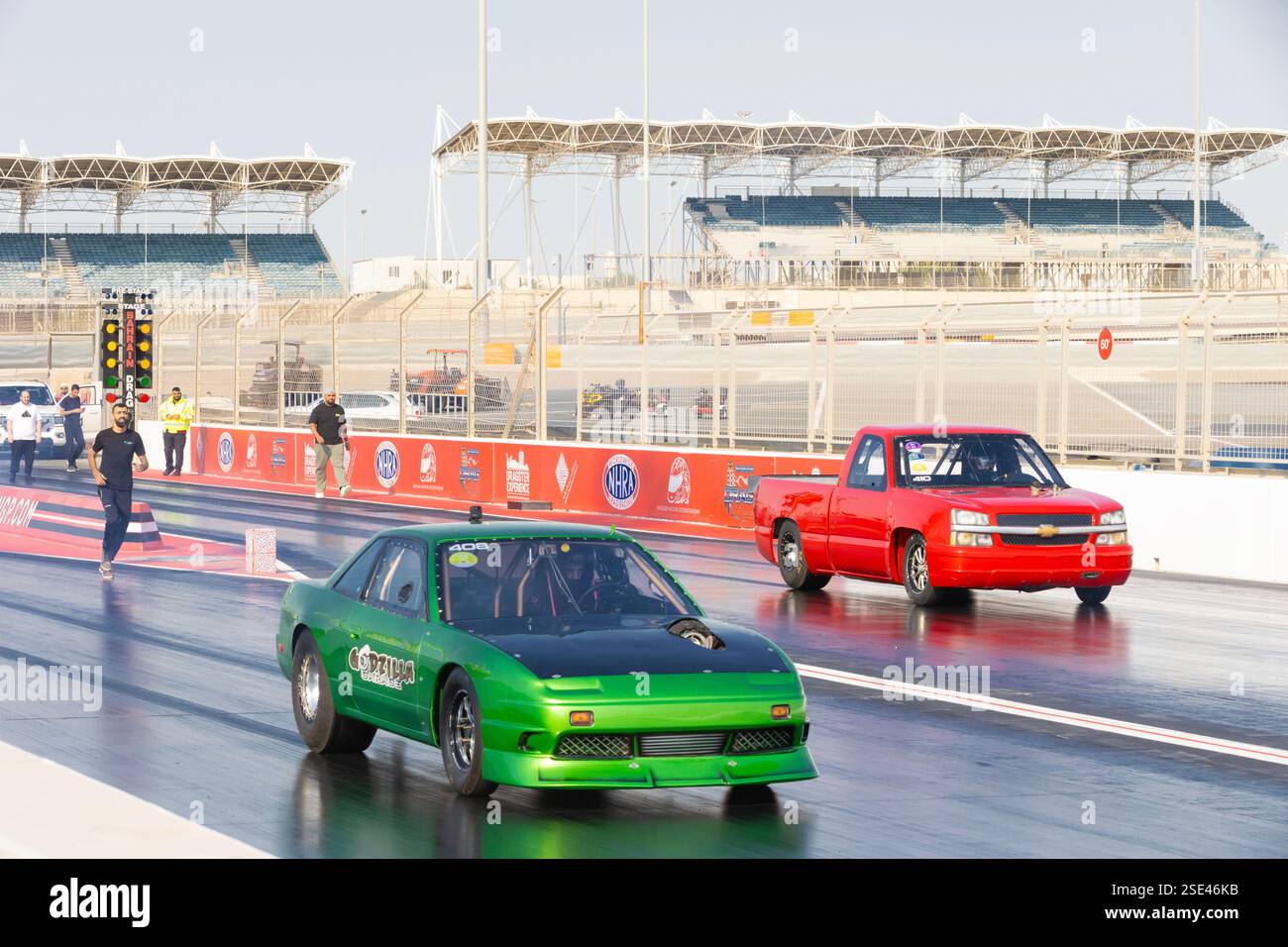 Deux dragsters sur le circuit international de Bahreïn à Sakhir, Bahreïn Banque D'Images