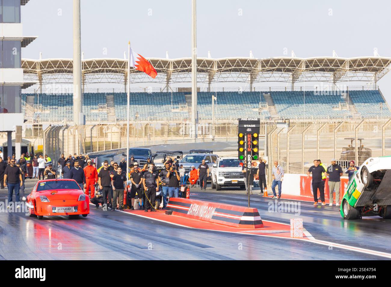 Deux dragsters prêts à courir sur le circuit international de Bahreïn à Sakhir, Bahreïn Banque D'Images