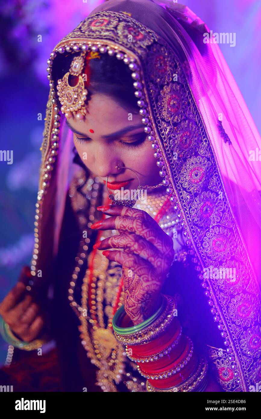 'Superbe mariée indienne dans la tenue de mariée traditionnelle, rayonnant grâce et élégance. Parfait pour capturer la beauté des traditions de mariage sud-asiatiques. » Banque D'Images